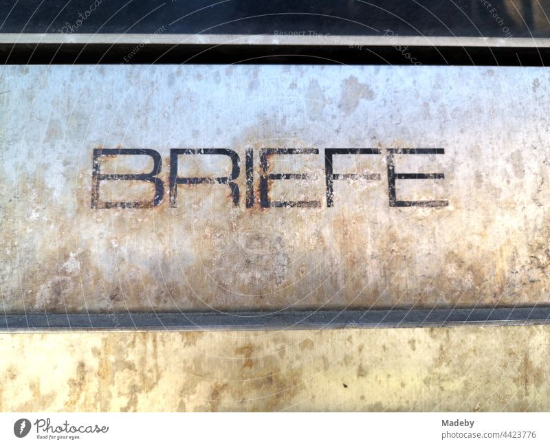 Vergilbte Aufschrift BRIEFE in Versalien auf einem alten Briefkastendeckel aus Messing an einer ehemaligen Bankfiliale in Oerlinghausen bei Bielefeld im Teutoburger Wald von Ostwestfalen-Lippe