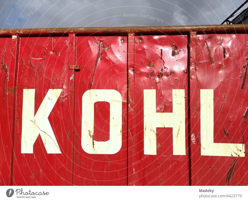Großer roten Müllcontainer mit der Aufschrift KOHL im Sonnenschein auf einem Recyclinghof in Bielefeld in Ostwestfalen-Lippe Container Kohl blech metall rost