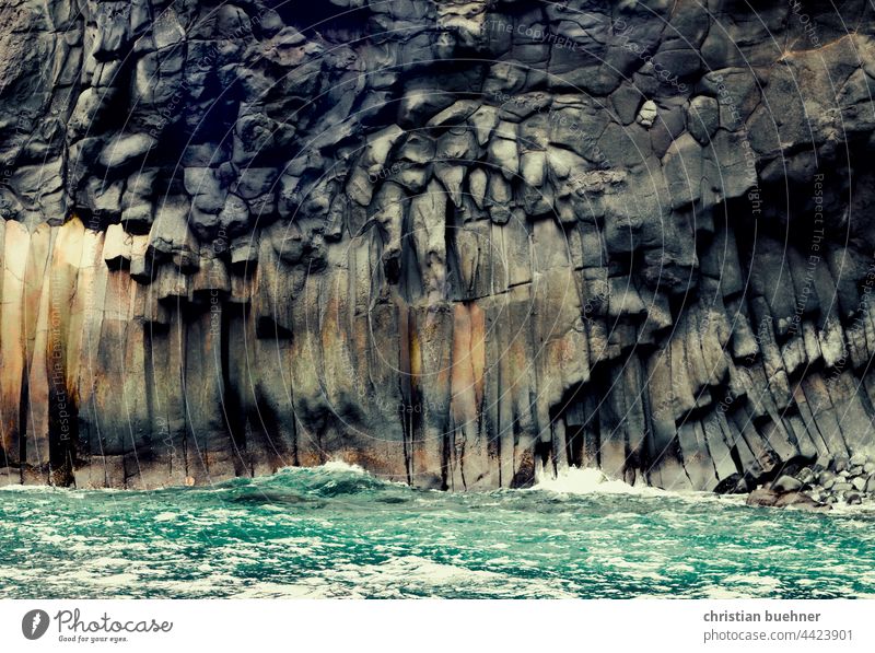 steinformationen und meer basalt natur strand gesichter steinwand gewaltig roh maechtig wellen gischt dunkel