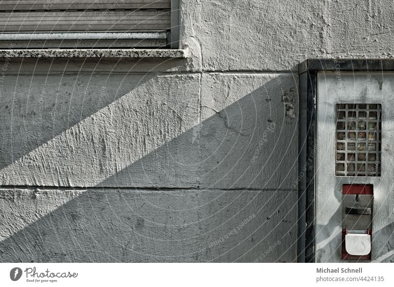 Alles grau und trist: Hauswand mit Fenster und Kaugummikasten Süßwaren Kaugummiautomat Nostalgie alt retro früher Kindheit Automat Erinnerung Vergangenheit Wand