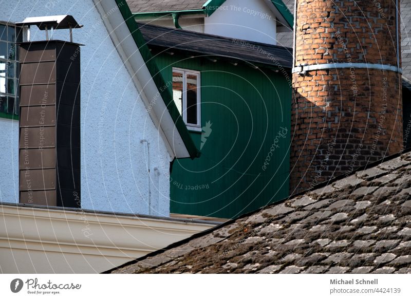 Häuserdurcheinander mit gemauertem Fabrikschlot Schornstein Industrie Haus dächer Dächerlandschaft verschieden Verschiedenheit unterschiedlich Architektur