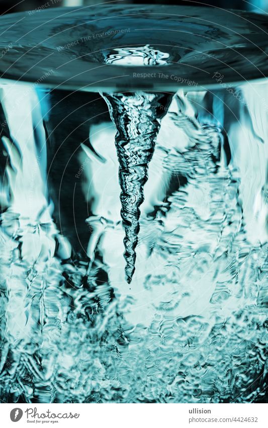 Wasserwirbel im Glasrohr, Tornado, Sturm im Wasserglas mit rotierender Luftsäule, Wasserrohr mit blauem Wirbel Aerodynamik spinnen Wellness Frische nass