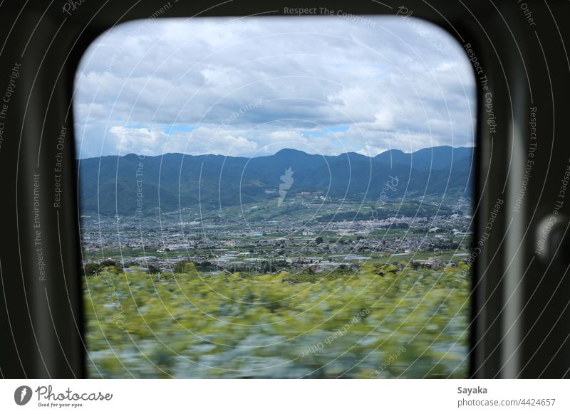 Blick aus dem Fenster auf die Naturlandschaft Naturliebe Landschaft Umwelt Naturerlebnis lokale Stadt Berge u. Gebirge Himmel Busfenster Fensterrahmen