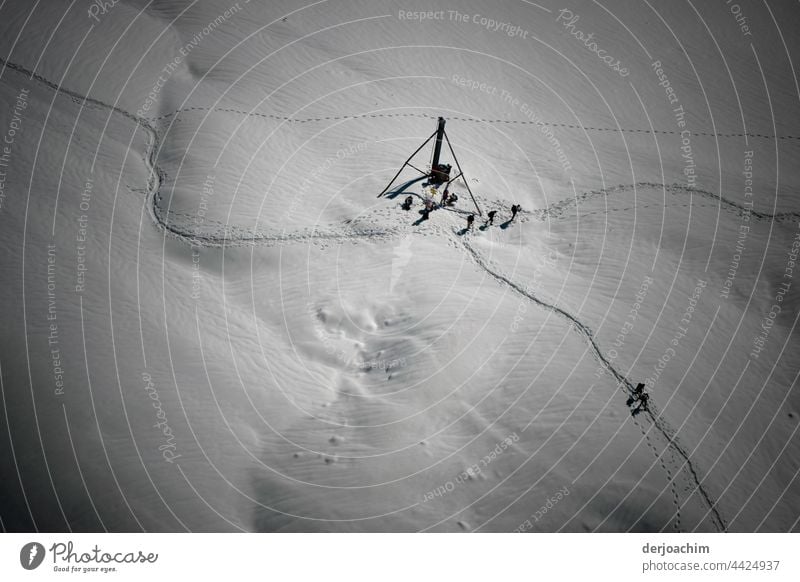 Ganz  viele   Menschen, sowie Spuren  im Schnee. Aufnahme von einer Gondel von oben,  auf dem Weg zur Zugspitze. Schneelandschaft kalt Winter Landschaft Eis