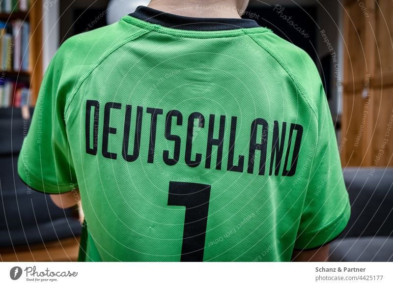 Kind mit Deutschland Trikot Fußball Nummer Sport grün Fan Fans Kleidung T-Shirt Fußballplatz Ballsport Freizeit & Hobby Sportveranstaltung Sportverein