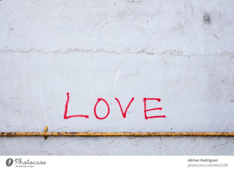 Text Liebe in der Wand Graffiti Schriftzeichen Mauer Gefühle Liebeserklärung Romantik Liebesgruß Liebesbekundung Außenaufnahme Farbfoto Zeichen Valentinstag