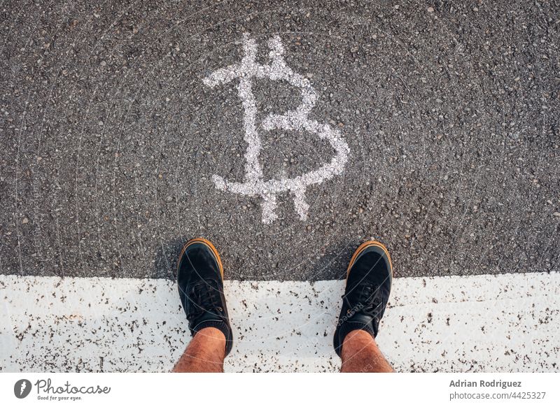 Eine Person steht vor dem Bitcoin-Zeichen - Krise, Finanzen, Geld unkenntlich bitcoin Bargeld Kryptowährung Kapitalwirtschaft Investition Business Geldinstitut