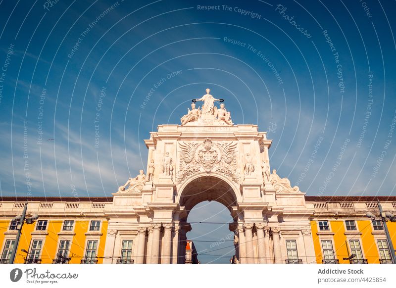 Triumphbogen gegen bewölkten blauen Himmel Bogen triumphal Architektur berühmt Gebäude Außenseite Quadrat Blauer Himmel wolkig Wahrzeichen Lissabon Portugal