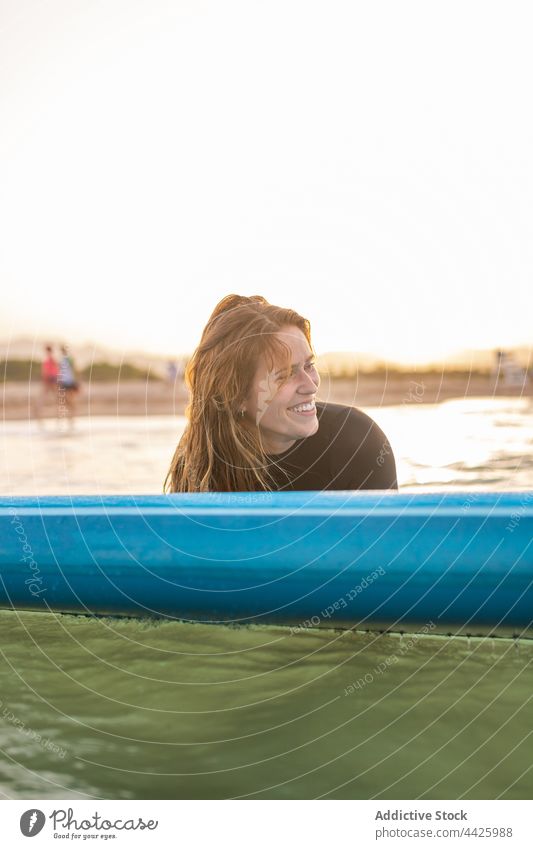 Frau schwimmt auf Paddleboard im Meer Surfer Paddelbrett Zusatzplatine SUP MEER Schwimmer schwimmen Sonnenuntergang Surfbrett Sommer Holzplatte Wasser Lügen