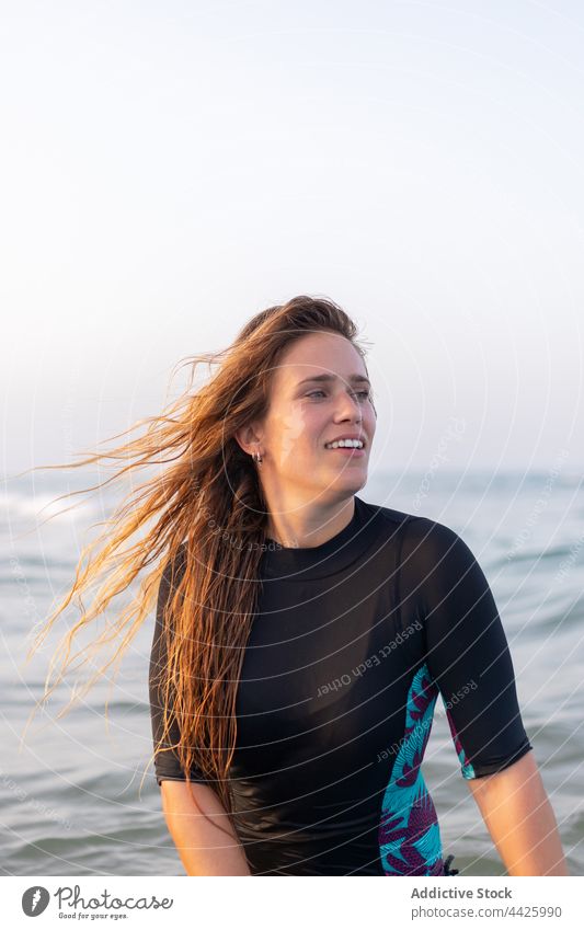 Fröhliche Frau schwimmt auf einem Paddleboard im Meer Surfer Paddelbrett Zusatzplatine SUP MEER Schwimmer schwimmen Surfbrett Sommer Holzplatte Wasser Lügen