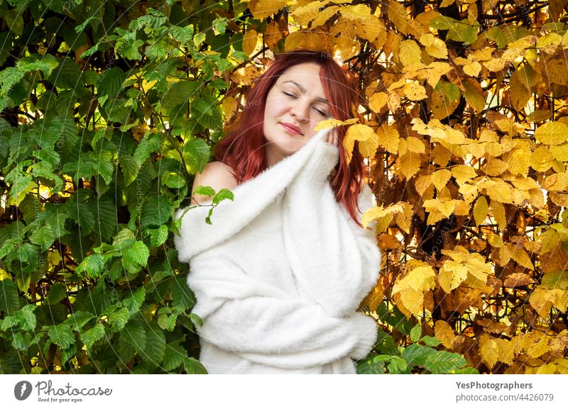 Junge Frau in Herbstlandschaft. Jahreszeit wechselndes Konzept. November Oktober Hintergrund schön Schönheit sorgenfrei Wandel & Veränderung Kälte Farbe