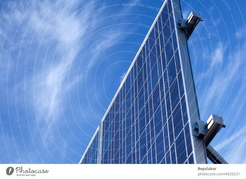 Foto der Photovoltaikmodule vor blauem Himmel alternativ Zellen Komponente Konsum Öko ökologisch Ökologie elektrisch Elektrizität Energie Umwelt Zukunft Gas