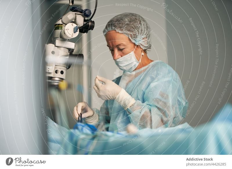 Chirurg in medizinischer Uniform bei der Arbeit im Operationssaal Frau Mundschutz Beruf Porträt Spezialist steril Krankenpfleger Klinik Arzt chirurgisch