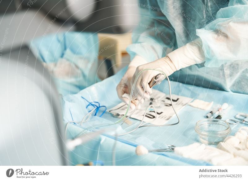 Chirurg mit Spritzen bei der Vorbereitung einer Operation in der Klinik Krankenpfleger medizinisch steril vorbereiten Instrument Beruf Arbeit Frau Uniform