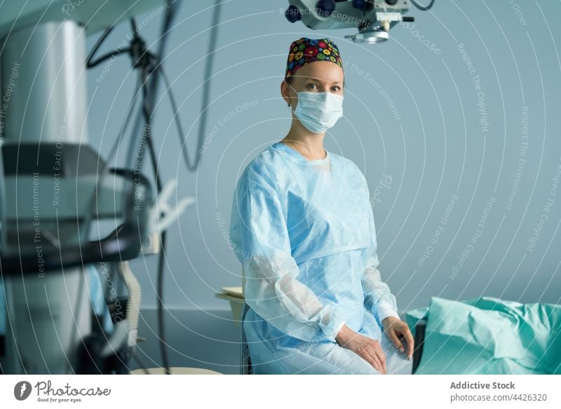 Chirurg in medizinischer Uniform bei der Arbeit im Operationssaal Frau Mundschutz Beruf Porträt Spezialist steril Krankenpfleger Klinik Arzt chirurgisch