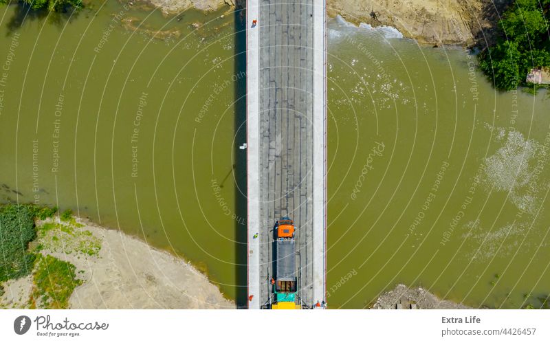 Luftaufnahme der angebrachten Hydroisolierung der Brücke vor dem Verlegen und Verteilen des Asphalts oben Antenne Asphaltierung Basis Bitumen bituminös Blacktop