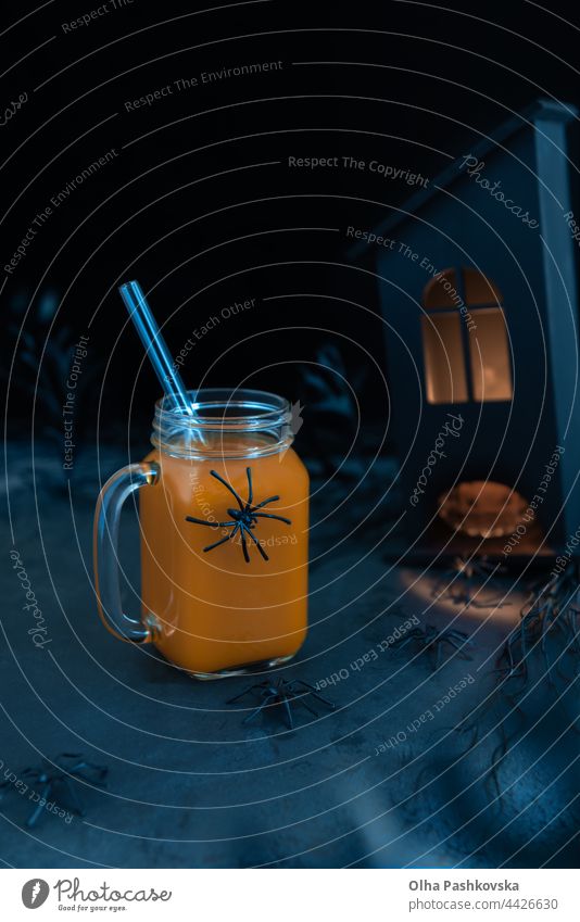 Fantasieszene mit Halloween-Drink und Kopierraum Textfreiraum halloween hintergrund Entzug Fantasiewelt verzehrfertig Getränk alkoholfreies Getränk Farbe
