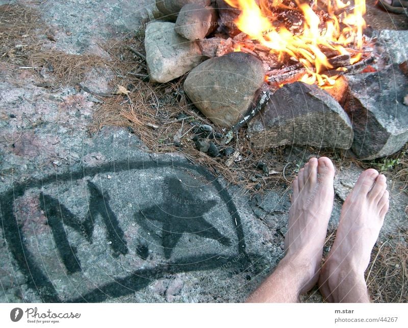 Chilling am Lagerfeuer Erholung Camping Logo Mensch Feuerstelle Brand Fuß Beine m.star