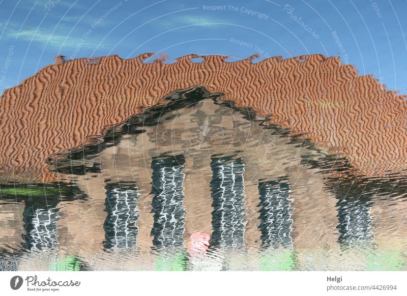 Aquarell - Spiegelung eines Hauses im Wasser Gebäude Architektur surreal Reflexion & Spiegelung Fassade Fenster Dach Himmel Menschenleer Bauwerk Farbfoto
