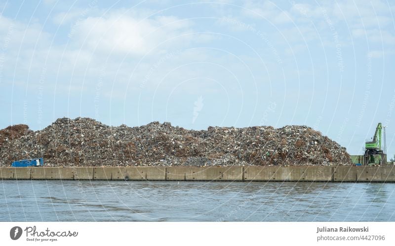 Schrottplatz am Hafen Hamburg Rost Metall Stahl Recycling Müll Umweltverschmutzung Industrie Außenaufnahme Farbfoto alt Müllhalde Menschenleer kaputt dreckig