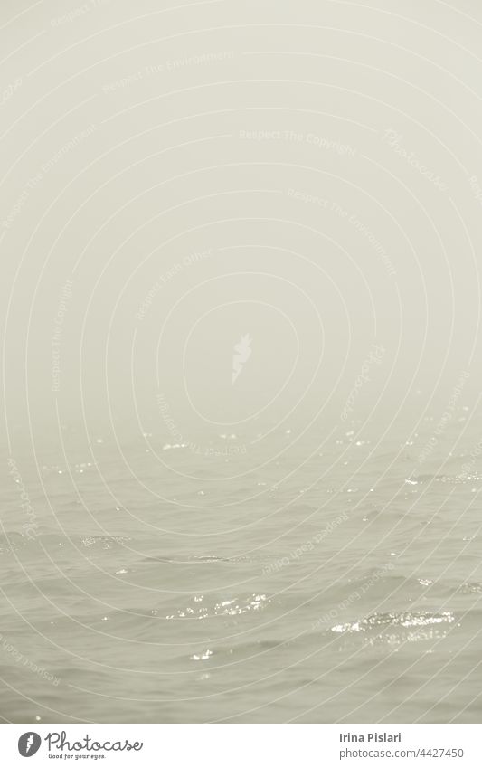 Das Meer im Nebel. Die Linie des Horizonts, die sich im Nebel auflöst. Irische See im Nebel. Nebliges Wetter Herbst Hintergrund Schönheit blau grenzenlos