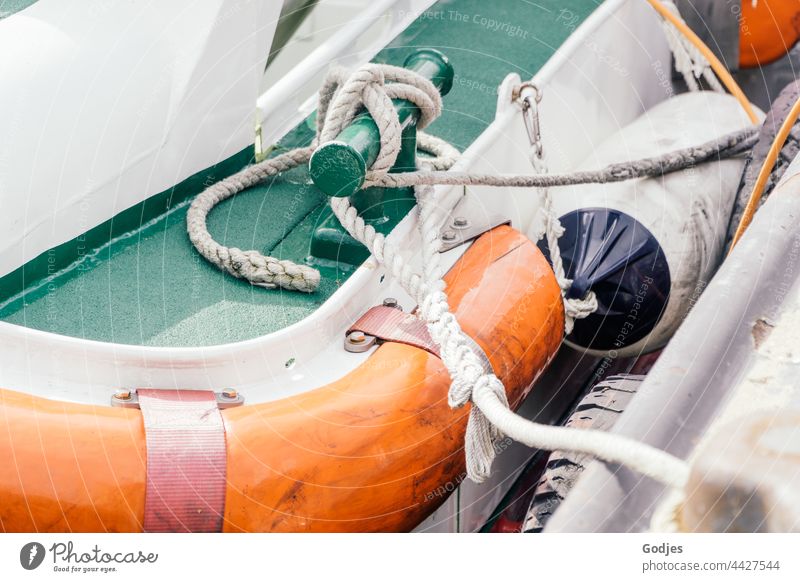 Teilansicht eines Bootes im Hafen Freest Seil retten Küstenwache orange grün weiß schwarz Außenaufnahme Farbfoto Menschenleer rot Tag Schifffahrt Sicherheit