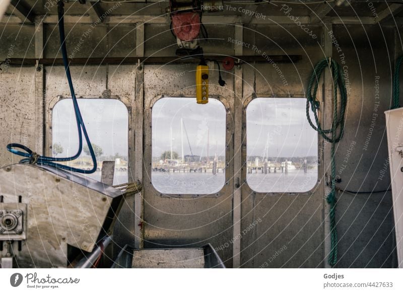 Blick durch das Fenster auf ein Fischerboot auf dem Wasser und Segelboote Fischen Aussicht Himmel Außenaufnahme Farbfoto Meer Ferien & Urlaub & Reisen