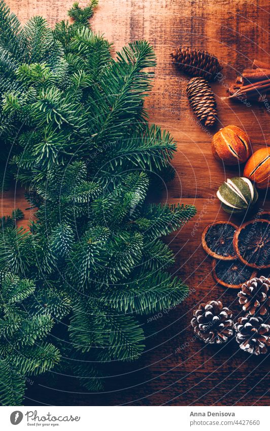 Verfahren zur Herstellung eines Weihnachtskranzes Weihnachten Totenkranz Frohe Weihnachten handgefertigt Kiefer Kiefernzapfen Zitrusfrüchte Tanne Neujahr grün