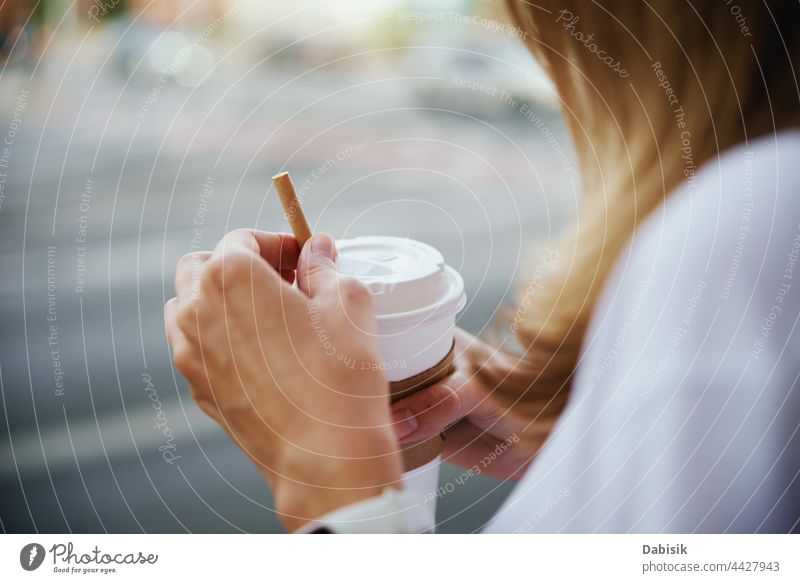 Frau hält Papierkaffeebecher auf der Straße in der Stadt Kaffee Tasse Hand Halt Großstadt Lifestyle gehen Sie weg im Freien urban trinken Morgen Getränk Mädchen