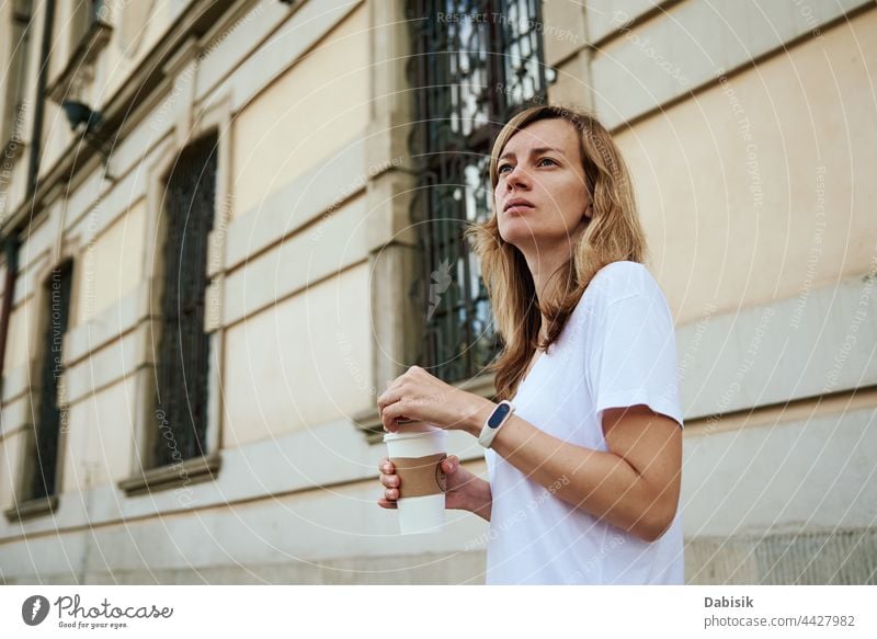 Frau geht mit Kaffeebecher durch die Stadt. Tasse Papier trinken Spaziergang Großstadt Straße lässig sich[Akk] entspannen Freiheit Business Mädchen urban Model