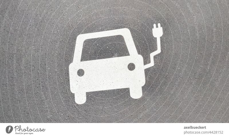 E-Auto Ladestation Symbol auf Asphalt e-Auto elektroauto e-Auto Ladestation laden Aufladen elekto elektrisches auto automobil Verkehr Verkehrsmittel