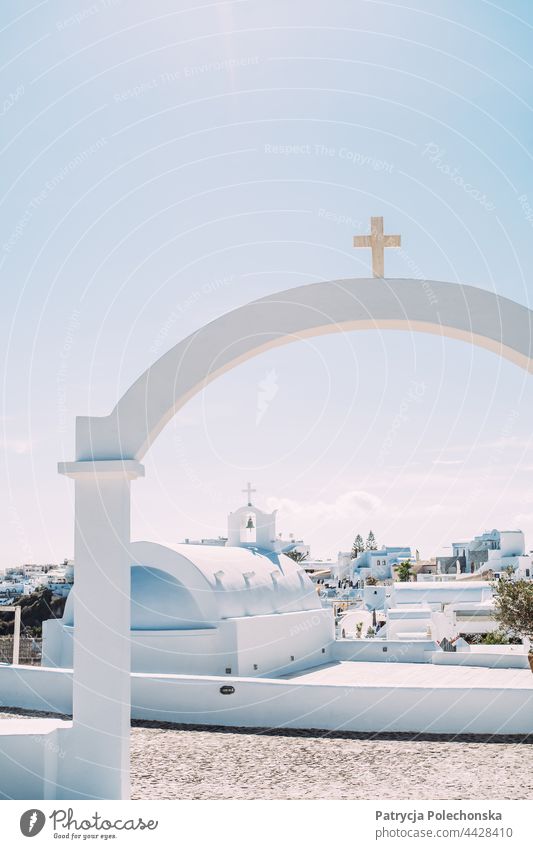 Weißer Bogen mit Kreuz auf der Insel Santorin in Griechenland weiß durchkreuzen Religion hell Architektur Himmel blau