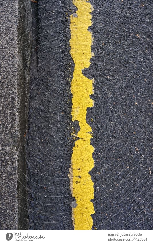 gelbe Linie auf dem Asphalt Straße Boden texturiert abstrakt Hintergründe Oberfläche Muster