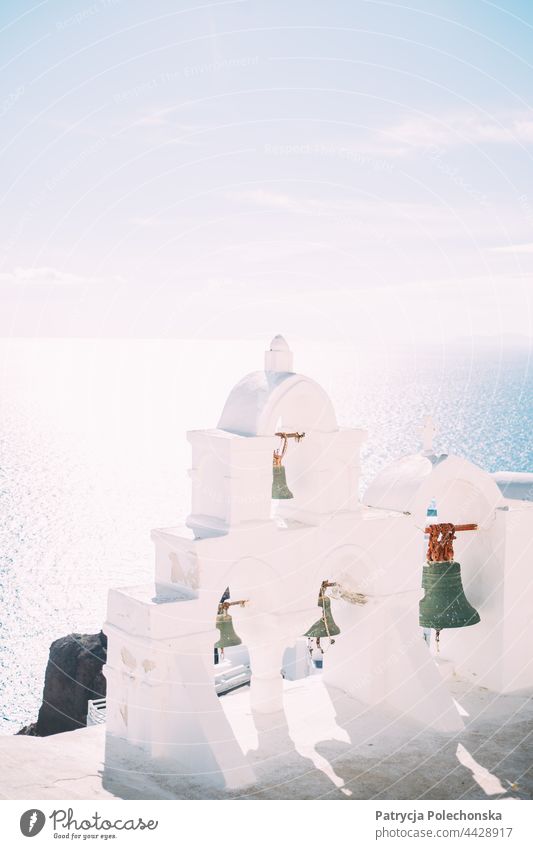 Weiße Glocken am Meer in Santorini im hellen Sonnenlicht Kirchenglocke weiß Insel Griechenland mediterran MEER