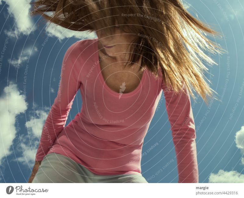 Eine Frau mit wehenden Haaren Frauengesicht Himmel Wolken Haare & Frisuren Junge Frau feminin Mensch Jugendliche Schlank TShirt Farbfoto Sonnenlicht Erwachsene