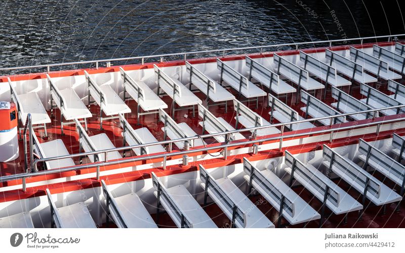 Leeres Boot in Hamburg Bootsfahrt Wasser Wasserfahrzeug Tourismus Ferien & Urlaub & Reisen Außenaufnahme Farbfoto Menschenleer Schifffahrt Tag Meer Ausflug