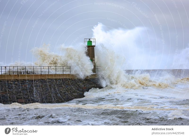 Mächtige stürmische See und Leuchtturm MEER Unwetter winken Kraft Leuchtfeuer Turm Meer Energie schäumen Absturz platschen Küste Spanien Asturien viavelez