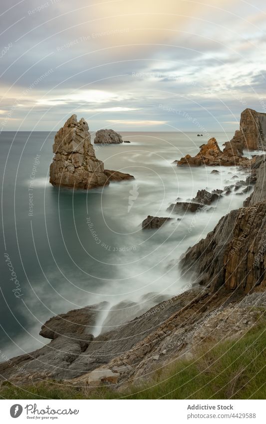 Felsformationen und welliges Meer MEER Felsen Formation winken Küste Natur Landschaft costa quebrada Meereslandschaft Kantabrien Ufer Spanien Asturien wild