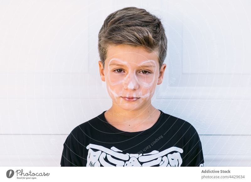 Kind mit Halloween-Skelett-Makeup Make-up Farbe Gesichtsbehandlung Junge Tradition Feiertag Veranstaltung spukhaft beängstigend Party Maskerade Karneval