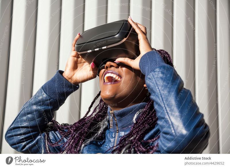 Schwarze Frau spielt VR-Spiel Headset Erfahrung aufgeregt Virtuelle Realität Schutzbrille spielen jung Afroamerikaner schwarz ethnisch Afro-Look genießen
