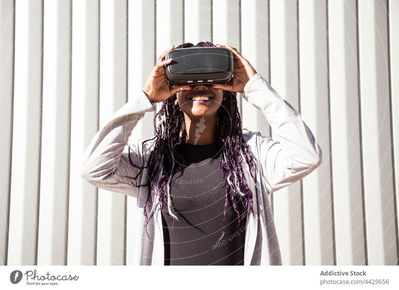 Schwarze Frau spielt VR-Spiel Headset Erfahrung aufgeregt Virtuelle Realität Schutzbrille spielen jung Afroamerikaner schwarz ethnisch Afro-Look genießen