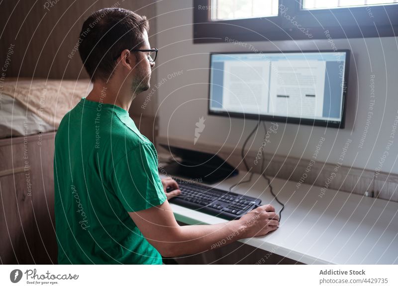 Redakteur redigiert Text auf dem Computerbildschirm zu Hause bearbeiten. Monitor Tippen Arbeit Fokus heimwärts Mann benutzend Apparatur Laptop abgelegen Gerät