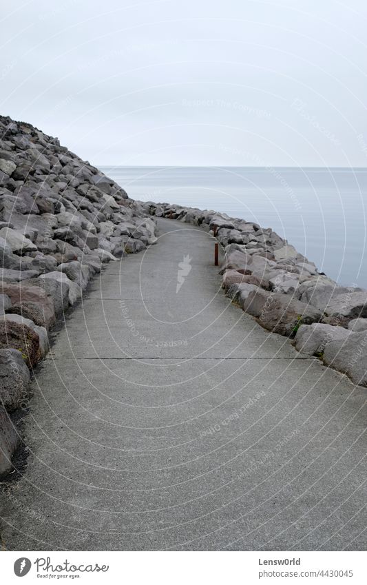 Ein leerer Weg führt um eine Kurve an der Küste von Keflavík, Island Hintergrund Strand schön blau Windstille Küstenlinie keflavik Landschaft Natur im Freien