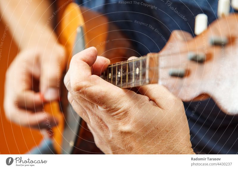 Mann spielt auf der Mandoline. Hände in Großaufnahme Kunst Künstler professionell Spielen Leistung Konzert Musiker Entertainment Melodie Klassisches Konzert
