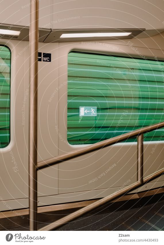 Bahnarchitektur reise bahn linien grafisch notausgang geländer geometrisch schlicht reduziert weiß clean bahnfahren mobilität leer grün Menschenleer Linien