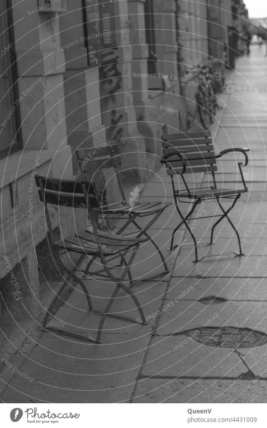 Drei leere Stühle auf der Straße in der Dresden-Neustadt Freundschaft Abschied Stuhl drei 3 Sitz Sitzgelegenheit Bestuhlung sitzen Platz Möbel warten Publikum