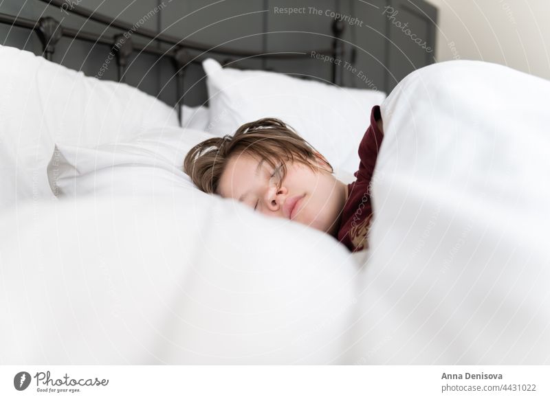 Schläfriges Teenager-Mädchen im Bett sich[Akk] entspannen schlafen ruhen Wellness hoffnungslos psychische Gesundheit unglücklich Angst Depression jung
