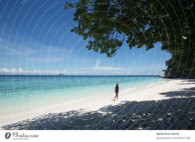 Frau geht am Strand spazieren Tourist MEER Urlaub Feiertag Spaziergang Sand tropisch Ausflug türkis reisen Wasser Reisender Küste Badebekleidung Hut Strohhut