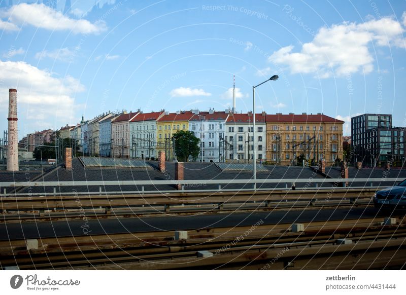Prag (von der Autobahn aus gesehen) auto autobahn fahren ferien fortbewegung gerade kurve reise schnelligkeit spur spurwechsel stau staugefahr straßenverkehr