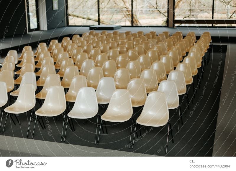 leere stühle Stühle Veranstaltung Event Stuhl abgesagt corona coronakrise pandemie Sitzreihe Bestuhlung Platz Menschenleer Stuhlreihe Sitzgelegenheit frei Reihe